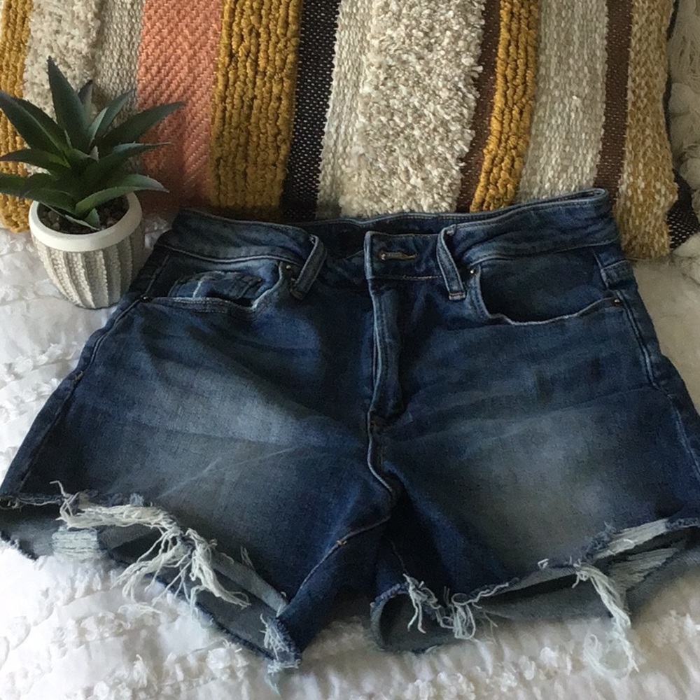 Risen denim shorts